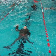 Foto die Zwemmend Redder illustreert.